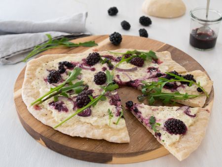 Brombeer-Ziegenkäse-Pizza