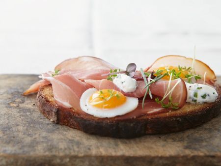 Brot mit Schinken und Ei