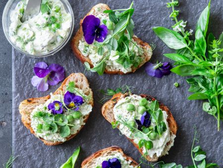 Bruschette mit grünem Erbsenaufstrich