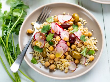 Bulgur-Kichererbsen-Salat mit Tahinisauce