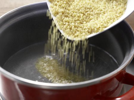 Bulgurpfanne mit Erdnüssen Zubereitung Schritt 1 Bulgurpfanne mit Erdnüssen Zubereitung Schritt 1