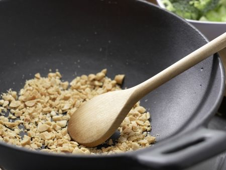 Bulgurpfanne mit Erdnüssen Zubereitung Schritt 6 Bulgurpfanne mit Erdnüssen Zubereitung Schritt 6