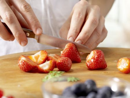 Bunte Beeren-Bowle Zubereitung Schritt 3 Bunte Beeren-Bowle Zubereitung Schritt 3