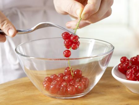 Bunte Beeren-Bowle Zubereitung Schritt 5 Bunte Beeren-Bowle Zubereitung Schritt 5