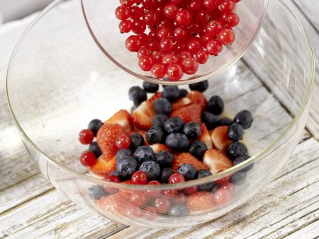 Bunte Beeren-Bowle Zubereitung Schritt 6 Bunte Beeren-Bowle Zubereitung Schritt 6