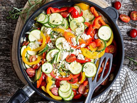 Bunte Gemüsepfanne mit Schafskäse