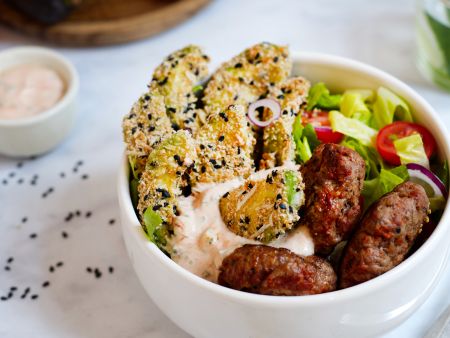 Burger-Bowl mit Avocado-Pommes und Cocktailsauce