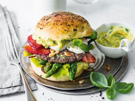 Burger mit Rindfleisch, Ziegenfrischkäse, Erdbeeren und Spargel