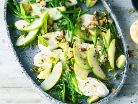 Burrata mit Apfel und Pistazien