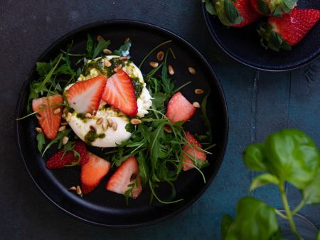 Burrata mit Erdbeeren und Basilikum-Pesto