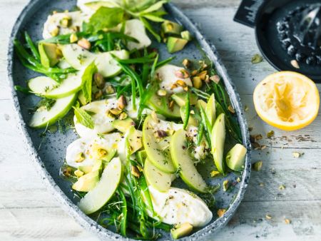 Burrata mit Zuckerschoten, Apfel und Pistazien