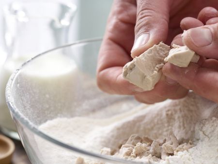 Buttermilch-Hefekranz Zubereitung Schritt 1 Buttermilch-Hefekranz Zubereitung Schritt 1