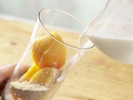 Buttermilch-Shake mit Kaki Zubereitung Schritt 2 Buttermilch-Shake mit Kaki Zubereitung Schritt 2