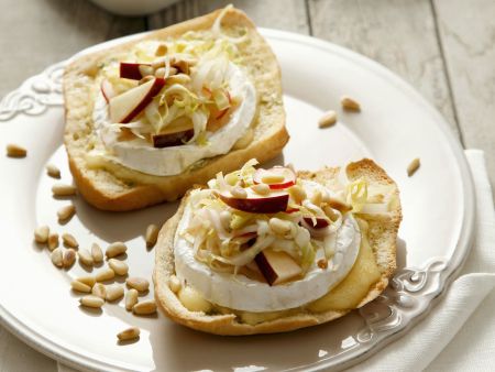 Camembert-Brötchen mit Apfel-Chicorée-Salat