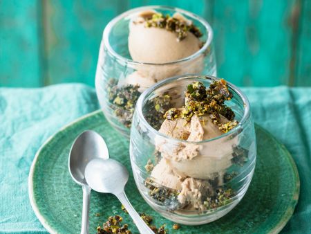 Cappuccino-Eis mit Kaffee-Crunch
