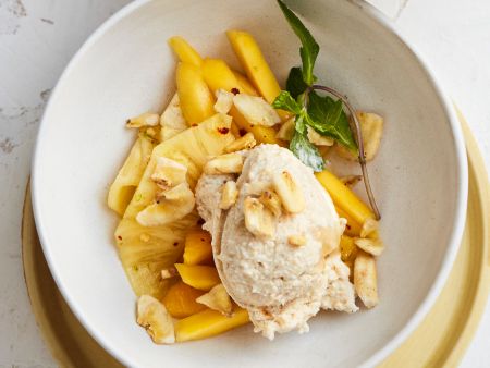 Cashew-Bananen-Eis mit Mango-Ananas-Salat und Chili