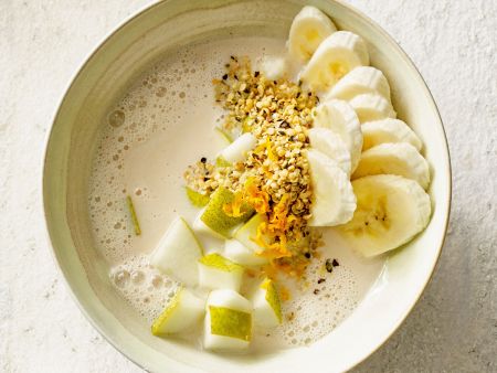 Chai-Buttermilch mit Obst und Hanfsamen