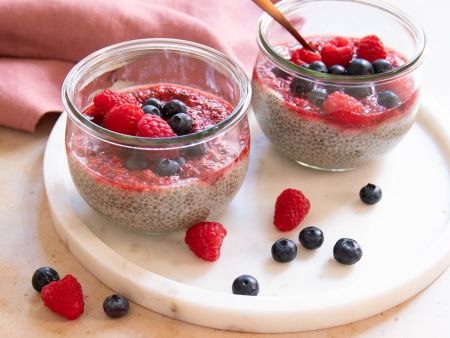 Chia-Vanillepudding mit warmer Beerensauce