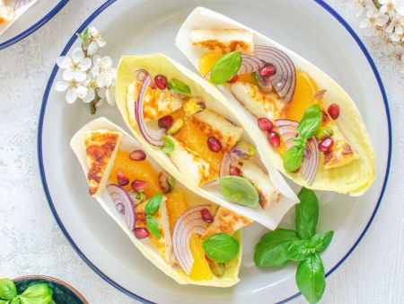 Chicoréeschiffchen mit Halloumi-Käse