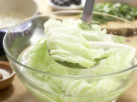 Chinakohl – gerollt und gefüllt Zubereitung Schritt 3 Chinakohl – gerollt und gefüllt Zubereitung Schritt 3