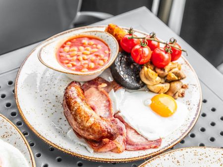 EAT SMARTER hat die wichtigsten Nahrungsmittel in einer Cholesterinwerte-Tabelle zusammengefasst © Unsplash/ Nima Naseri