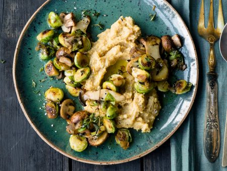 Cremige Nusspolenta mit Rosenkohl-Pilz-Gemüse