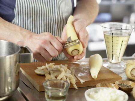 Cremige Pastinaken-Kartoffel-Suppe Zubereitung Schritt 2 Cremige Pastinaken-Kartoffel-Suppe Zubereitung Schritt 2