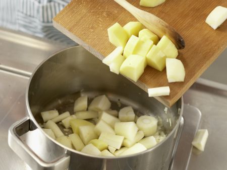 Cremige Pastinaken-Kartoffel-Suppe Zubereitung Schritt 3 Cremige Pastinaken-Kartoffel-Suppe Zubereitung Schritt 3