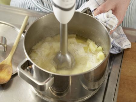 Cremige Pastinaken-Kartoffel-Suppe Zubereitung Schritt 7 Cremige Pastinaken-Kartoffel-Suppe Zubereitung Schritt 7