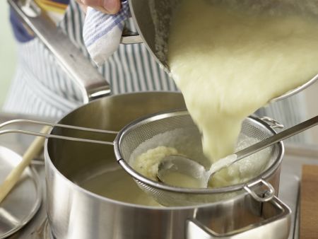 Cremige Pastinaken-Kartoffel-Suppe Zubereitung Schritt 8 Cremige Pastinaken-Kartoffel-Suppe Zubereitung Schritt 8