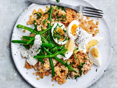 Curry-Salat aus roten Linsen mit Eiern und Bohnen