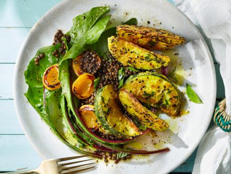 Curry-Zucchini-Wedges mit Linsen-Löwenzahn-Salat