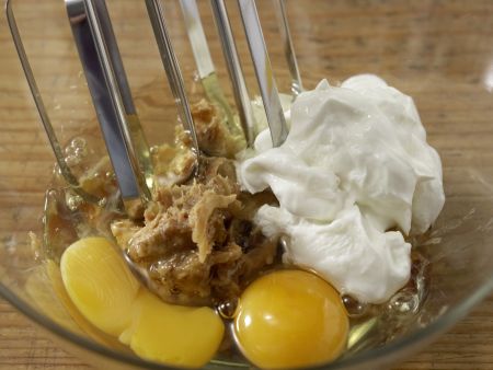 Dattelkuchen mit Mango Zubereitung Schritt 2 Dattelkuchen mit Mango Zubereitung Schritt 2