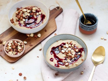 Dinkel-Grießbrei mit Holundersauce und gerösteten Haselnüssen