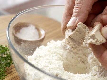 Dinkelpizza Zubereitung Schritt 1 Dinkelpizza Zubereitung Schritt 1