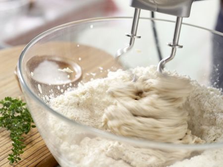 Dinkelpizza Zubereitung Schritt 2 Dinkelpizza Zubereitung Schritt 2