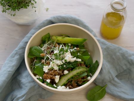 Dinkelsalat mit grünem Spargel und Feta