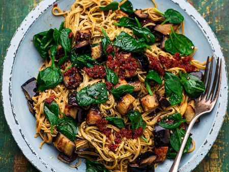 Edamamenudeln mit Aubergine, Spinat und Tomaten