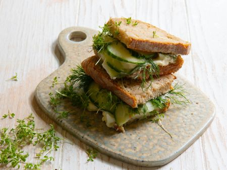 Eier-Sandwich mit Kresse und schnellen Essiggurken