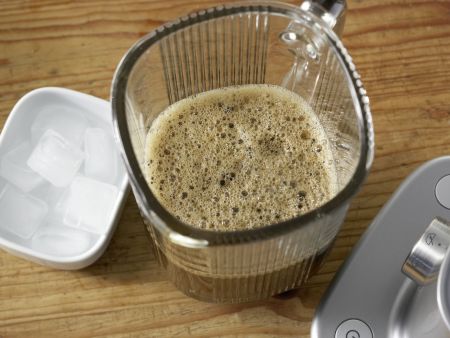 Eiskaffee mit Schokoschaum Zubereitung Schritt 3 Eiskaffee mit Schokoschaum Zubereitung Schritt 3