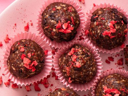 Energiebällchen mit Datteln, Mandeln und Kakaonibs