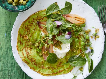 Erbsen-Crêpes mit geschmorten Schalotten und Ziegenkäse