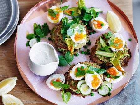 Erbsen-Zucchini-Fritter mit Minze und Fetasauce