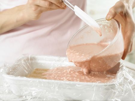 Erdbeer-Frischkäse-Schnitten Zubereitung Schritt 8 Erdbeer-Frischkäse-Schnitten Zubereitung Schritt 8
