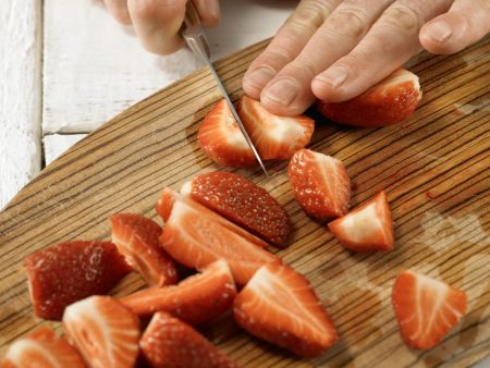 Erdbeer-Melonen-Salat Zubereitung Schritt 2 Erdbeer-Melonen-Salat Zubereitung Schritt 2