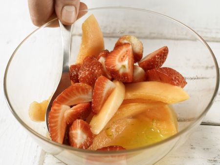 Erdbeer-Melonen-Salat Zubereitung Schritt 6 Erdbeer-Melonen-Salat Zubereitung Schritt 6