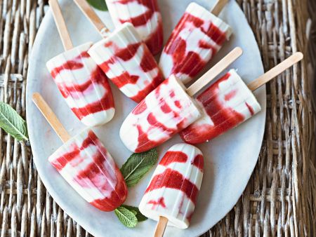 Erdbeer-Quark-Eis am Stiel