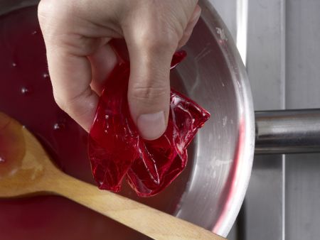 Erdbeer-Rhabarber-Geleespeise Zubereitung Schritt 3 Erdbeer-Rhabarber-Geleespeise Zubereitung Schritt 3