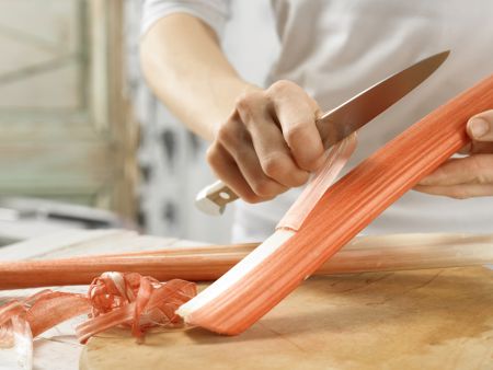 Erdbeer-Rhabarber-Grütze Zubereitung Schritt 1 Erdbeer-Rhabarber-Grütze Zubereitung Schritt 1