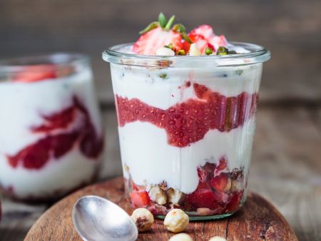 Erdbeer-Schichtdessert mit Chiasamen